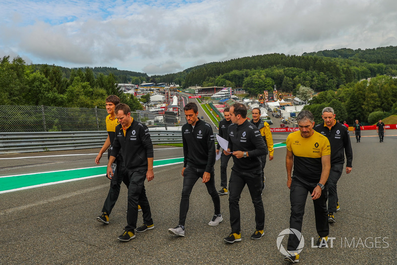 Jolyon Palmer, Renault Sport F1 Team walks the track