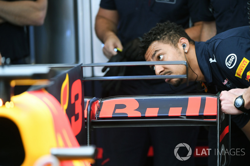 Red Bull Racing RB13, achtervleugel