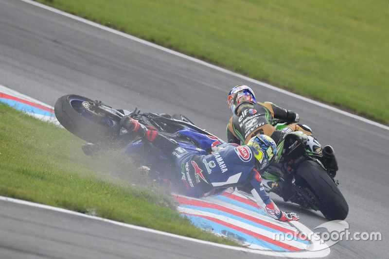Crash von Kenan Sofuoglu, Kawasaki Puccetti Racing, Federico Caricasulo, GRT Yamaha Official WorldSSP Team