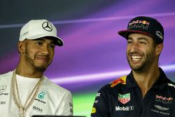 Lewis Hamilton, Mercedes AMG F1; Daniel Ricciardo, Red Bull Racing