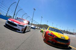 Joey Logano, Team Penske Ford and Ryan Blaney, Wood Brothers Racing Ford lead the field at the start of the race