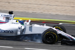 Felipe Massa, Williams FW40, heads to the pits, a puncture