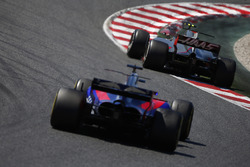 Kevin Magnussen, Haas F1 Team VF-17, Daniil Kvyat, Scuderia Toro Rosso STR12