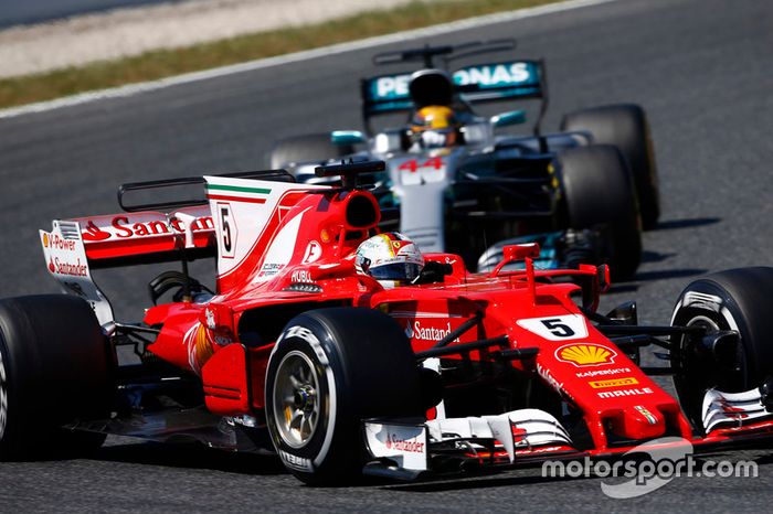 Sebastian Vettel, Ferrari SF70H, Lewis Hamilton, Mercedes AMG F1 W08
