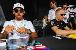 Lewis Hamilton, Mercedes AMG F1 et Valtteri Bottas, Mercedes AMG F1 signent des autographes pour les fans