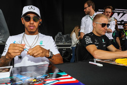 Lewis Hamilton, Mercedes AMG F1 e Valtteri Bottas, Mercedes AMG F1 firmano autografi ai fan