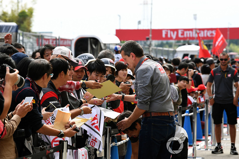 Guenther Steiner, Haas F1 Team Principal signs autographs for the fans