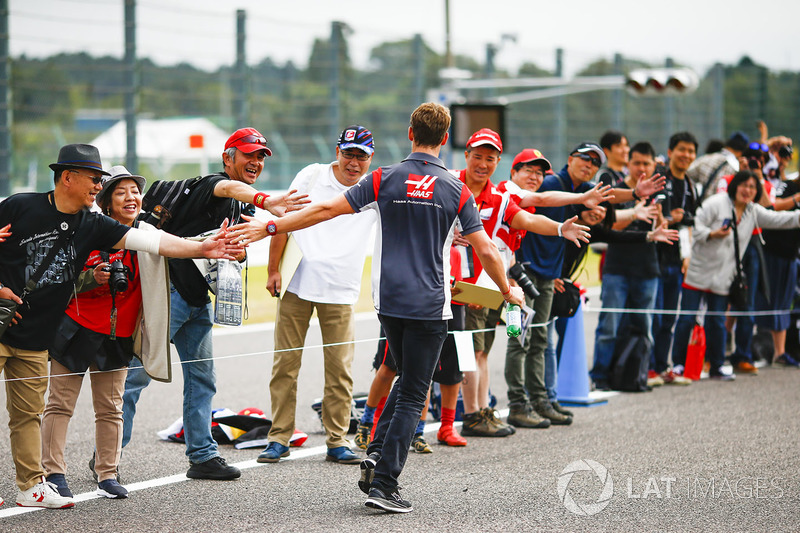 Гонщик Haas F1 Ромен Грожан и болельщики