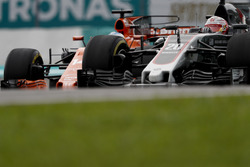 Kevin Magnussen, Haas F1 Team VF-17, Fernando Alonso, McLaren MCL32