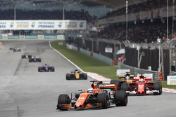 Фернандо Алонсо, McLaren MCL32, и Себастьян Феттель, Ferrari SF70H