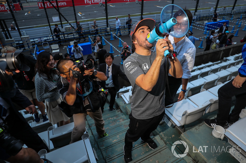 Fernando Alonso, McLaren berinteraksi dengan fans