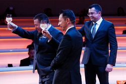 Yusuke Hasegawa, Senior Managing Officer, Honda, Zak Brown, Executive Director of McLaren Technology Group, and Eric Boullier, Racing Director, McLaren, toast the McLaren MCL32