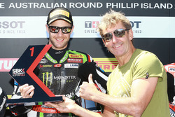 Jonathan Rea, Kawasaki Racing, reçoit le trophée de la Superpole des mains de Troy Bayliss