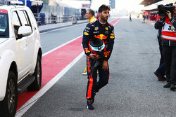 Daniel Ricciardo, Red Bull Racing returns to the pits after stopping on the circuit