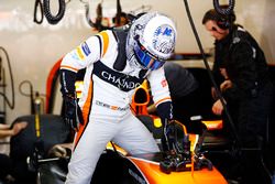 Fernando Alonso, McLaren, sort de son cockpit