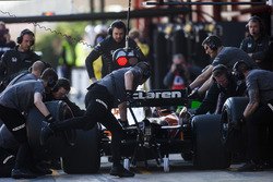 Stoffel Vandoorne, McLaren MCL32, makes a pit stop