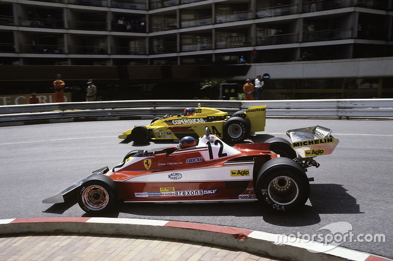 Gilles Villeneuve, Ferrari 312T3 passeert Emerson Fittipaldi, Copersucar F5A-Ford