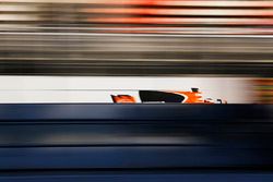 Stoffel Vandoorne, McLaren MCL32, at speed