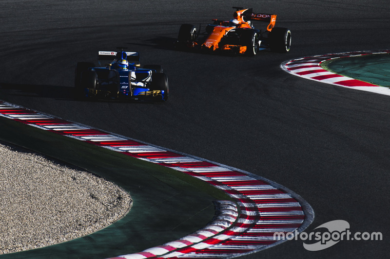 Marcus Ericsson, Sauber C36, y Fernando Alonso, McLaren MCL32