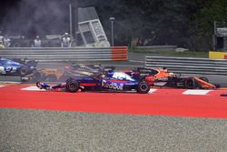 Max Verstappen, Red Bull Racing RB13, Fernando Alonso, McLaren MCL32, Daniil Kvyat, Scuderia Toro Ro