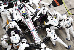 Felipe Massa, Williams FW40, pit stop action