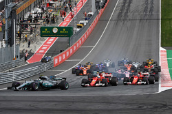 Départ : Valtteri Bottas, Mercedes AMG F1 W08 mène