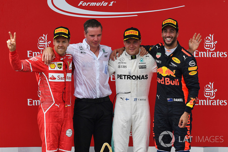 Podium: ganador, Valtteri Bottas, Mercedes AMG F1, seegundo, Sebastian Vettel, Ferrari, tercero, Dan