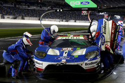 Arrêt aux stands de la #68 Ford Performance Chip Ganassi Racing Ford GT: Billy Johnson, Stefan Mücke, Olivier Pla