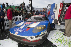 Les vainqueurs en GTLM #66 Ford Performance Chip Ganassi Racing Ford GT: Joey Hand, Dirk Müller, Sébastien Bourdais