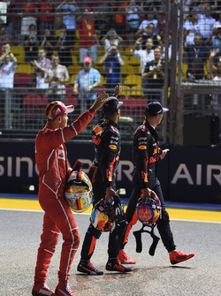 Il poleman Sebastian Vettel, Ferrari, Daniel Ricciardo, Red Bull Racing e Max Verstappen, Red Bull R
