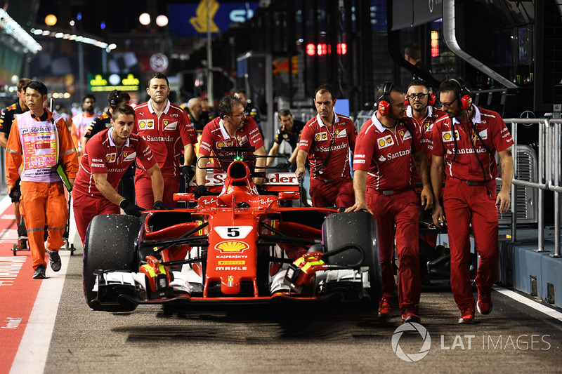 Meccanici Ferrari, Ferrari SF70H in pit lane