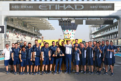 Williams presented with the DHL fastest pit stop trophy