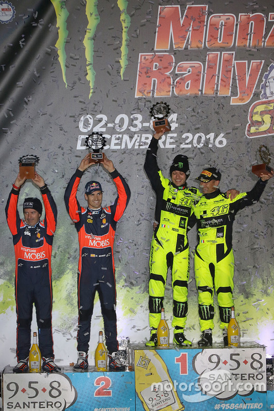 Podium : les vainqueurs Valentino Rossi, Carlo Cassina, les deuxièmes, Daniel Sordo, Marc Marti