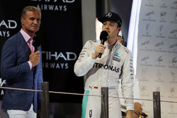 Le Champion du monde Nico Rosberg, Mercedes AMG F1 fête son titre sur le podium