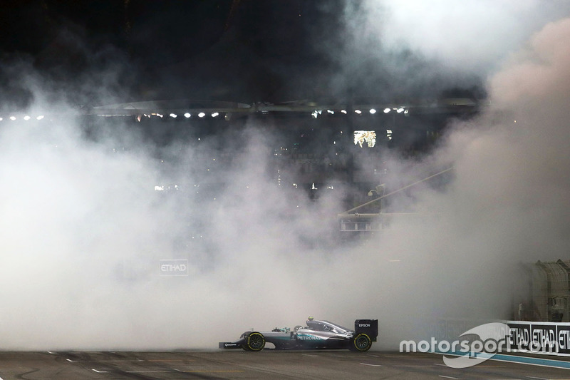 Nico Rosberg, Mercedes AMG F1 celebra su segunda posición y Campeonato del mundo al final de la carrera