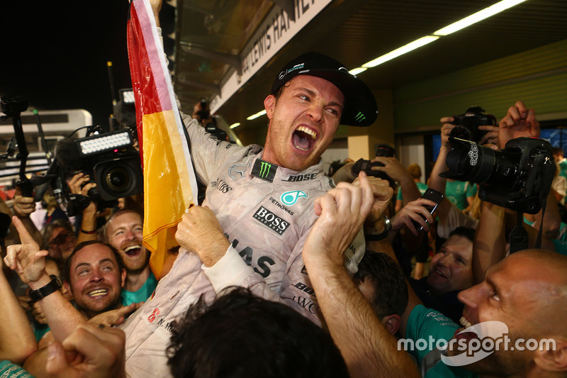 Nico Rosberg, Mercedes AMG Petronas F1 W07 festeggia la vittoria del Titolo Mondiale con gli amici e il team