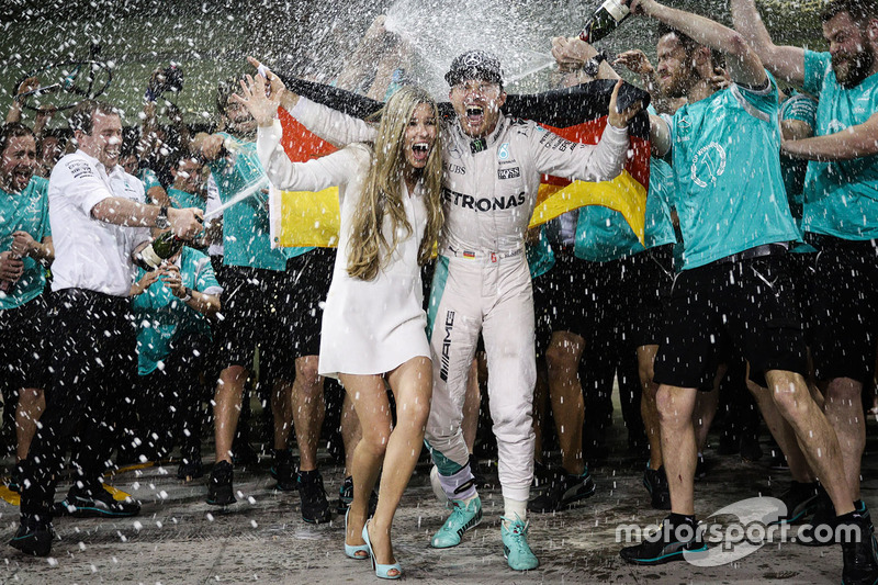 Nico Rosberg, Mercedes AMG Petronas F1 W07 festeggia il suo Titolo Mondiale con la moglie Vivian Rosberg, e il team