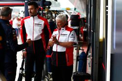 Herbie Blash en el paddock con el uniforme de Porsche