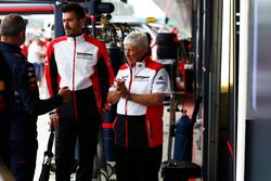 Herbie Blash en el  paddock con el uniforme de Porsche