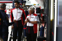 Herbie Blash en el paddock con el uniforme de Porsche