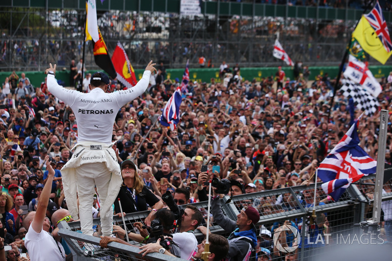 El ganador Lewis Hamilton, Mercedes AMG F1 con los fans