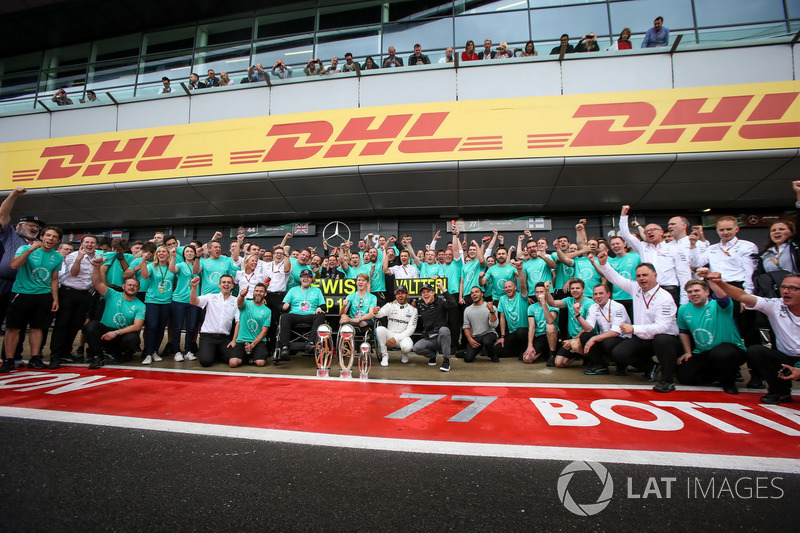 Lewis Hamilton HLewis, Mercedes AMG F1 celebra, champagne y los trofeos con Billy Monger y hermano N