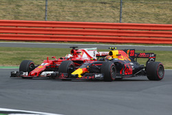 Макс Ферстаппен, Red Bull Racing RB13, и Себастьян Феттель, Ferrari SF70H