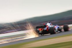 Daniil Kvyat, Scuderia Scuderia Toro Rosso STR12 kıvılcım saçıyor