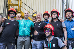 Valtteri Bottas con il personale dello stabilimento