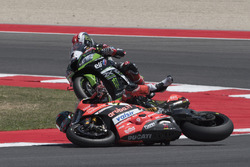Chaz Davies, Ducati Team, Jonathan Rea, Kawasaki Racing, crash