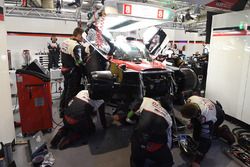 Reparatur: Mechaniker am #8 Toyota Gazoo Racing Toyota TS050 Hybrid: Anthony Davidson, Sébastien Bue