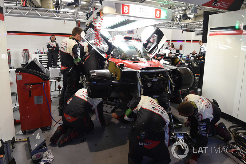 Reparatur: Mechaniker am #8 Toyota Gazoo Racing Toyota TS050 Hybrid: Anthony Davidson, Sébastien Bue