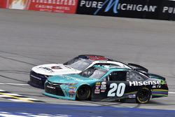 Denny Hamlin, Joe Gibbs Racing Toyota and William Byron, JR Motorsports Chevrolet