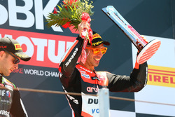 Marco Melandri, Ducati Team, fête sa victoire sur le podium